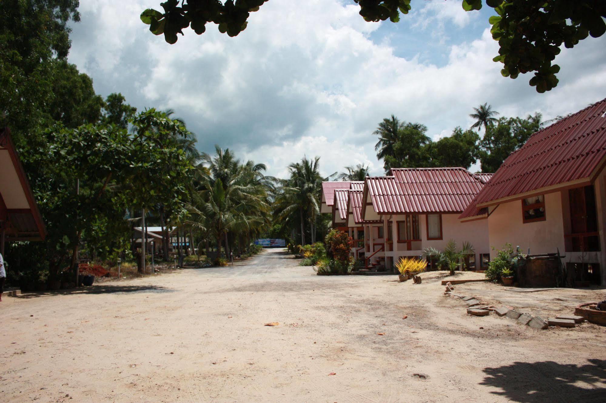 Phuphat Beach Resort Khanom Exteriör bild
